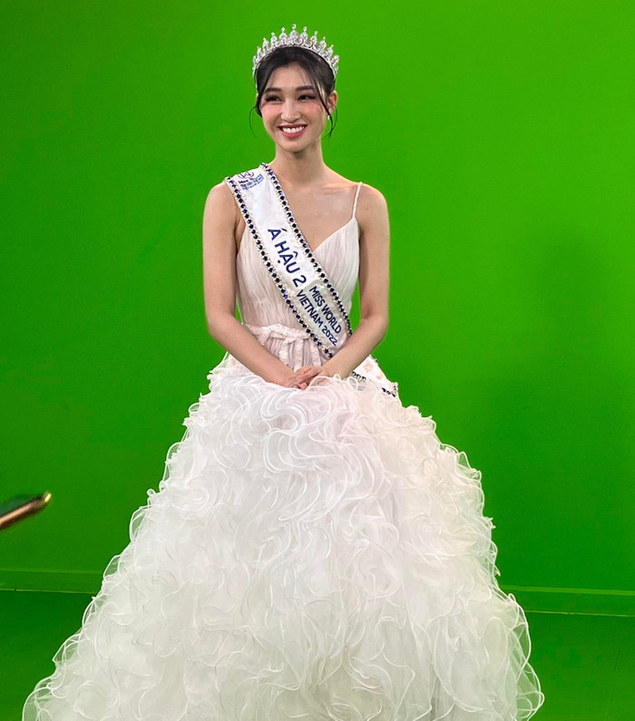 Phương Nhi xuất hiện tại buổi họp báo với ngoại hình ngọt ngào, lộng lẫy như công chúa.