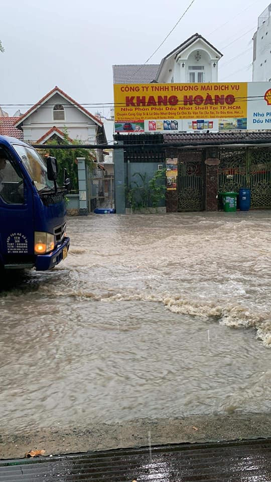 Nước chảy cuồn cuồn khiến nhiều phương tiện e ngại khi di chuyển qua khu vực này. (Nguồn: Page Sài Gòn nghen)