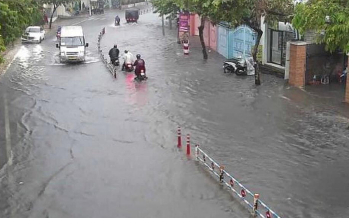 Nhiều tuyến đường tại TP.HCM chìm trong 'biển nước' sau cơn mưa lớn chiều nay Ảnh 2