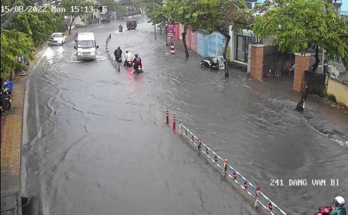 Cơn mưa lớn kéo dài khiến đường ngập nước ngang bánh xe máy. Hình ảnh này được ghi nhận tại đường Đặng Văn Bi, TP Thủ Đức, TP.HCM. (Nguồn: Page Sài Gòn nghen)