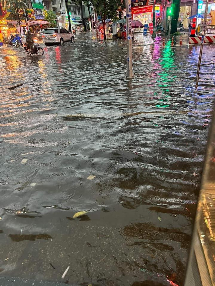 Nhiều tuyến đường chìm trong biển nước sau trận mưa lớn. (Nguồn: Page Sài Gòn nghen)