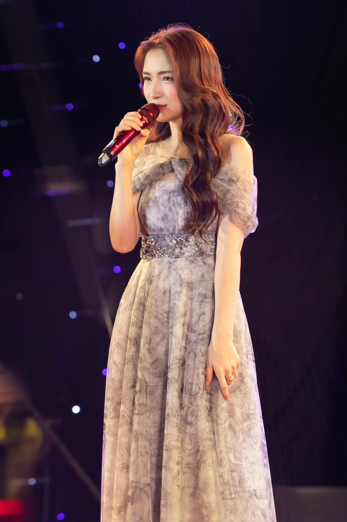 Hậu chia tay, Hoà Minzy bày tỏ mong muốn có một ca khúc để hát trong đám cưới? Ảnh 2