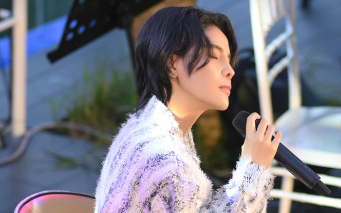 Bất ngờ trước pha 'bẻ lái' của Vũ Cát Tường khi trình diễn một ca khúc tiếng Anh Ảnh 2