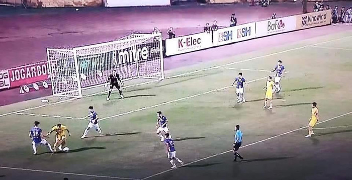 Tình huống Bruno bị phạm lỗi rất rõ ràng nhưng trọng tài nói do hai cầu thủ mang giày trắng và không theo kịp tình huống này.&nbsp;