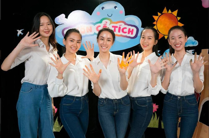 Cô sở hữu nhan sắc xinh đẹp, học vấn tốt và đặc biệt lòng nhân ái bao la dành cho cộng đồng.