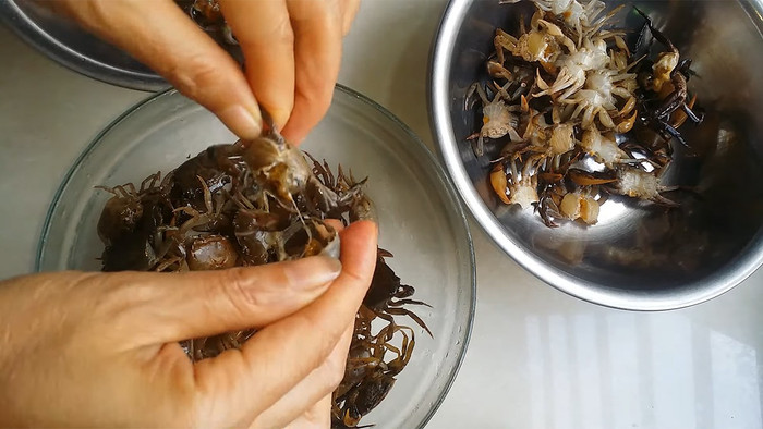 Những con cua đồng tươi ngon, chắc thịt được lựa chọn kỹ càng