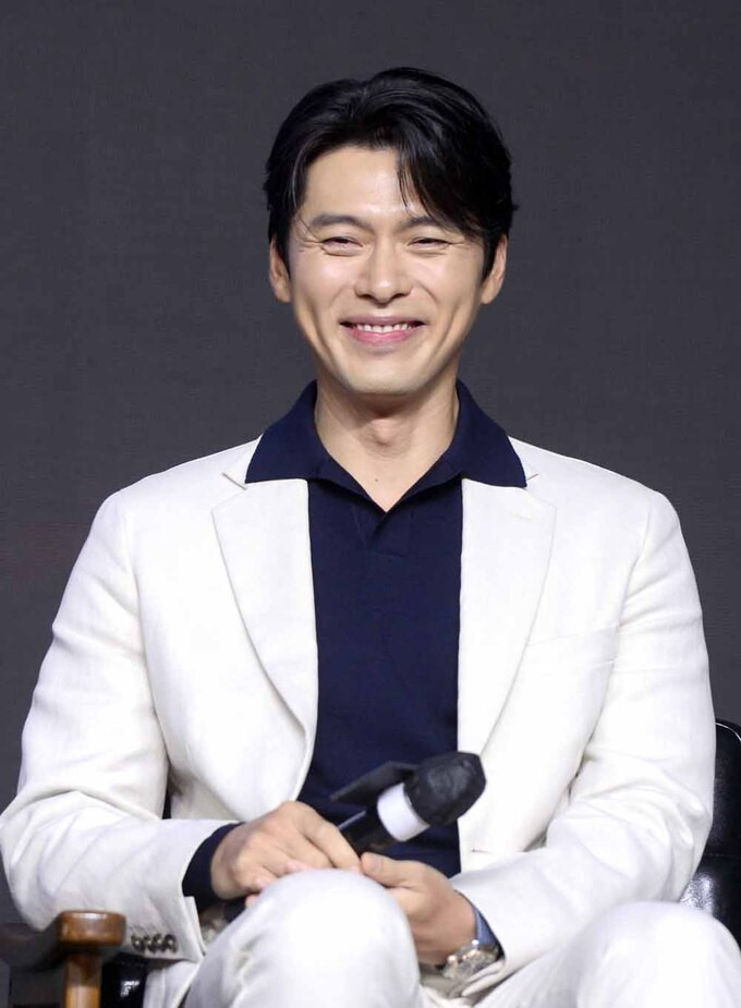 Đôi mắt đầy vết chân chim của Hyun Bin khiến dân tình tiếc nuối.