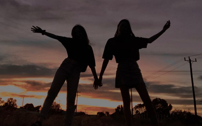 Hai nữ ca sĩ nổi tiếng khiến fan đứng ngồi không yên khi bất ngờ khoe 'giấy đăng ký kết hôn' Ảnh 2