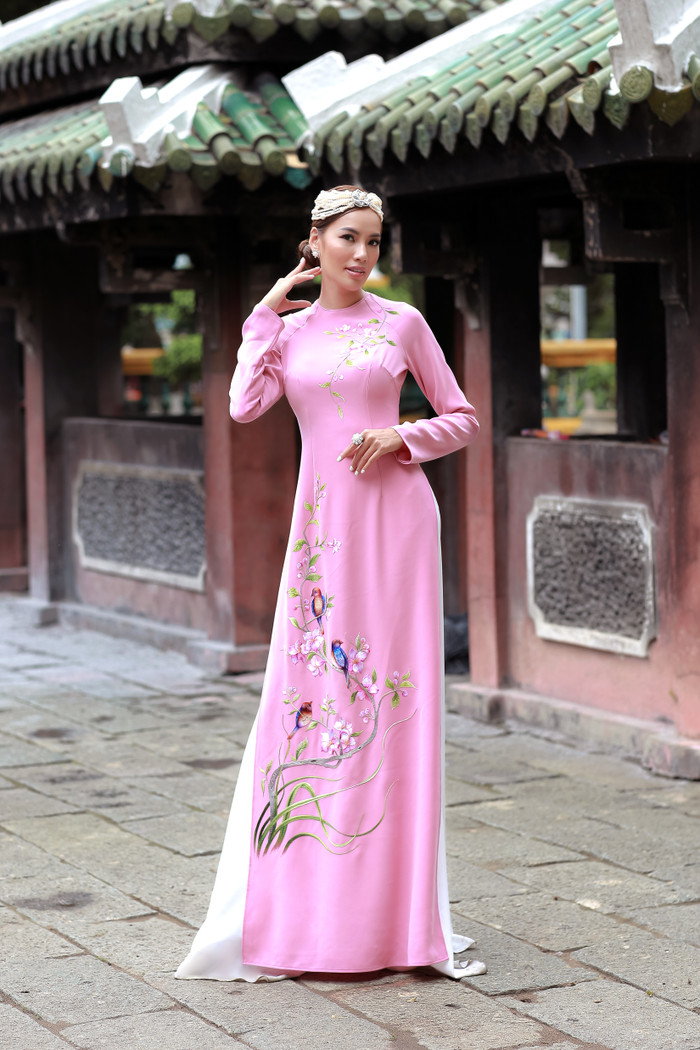 Sở hữu vóc dáng hoàn hảo nên Hoàng Phương cũng dễ dàng 'cân' được những bộ áo dài truyền thống. Cô được trang điểm với layout nhẹ nhàng và đội thêm mấn đính ngọc trai lạ mắt nhưng đem lại vẻ ngoài yêu kiều.