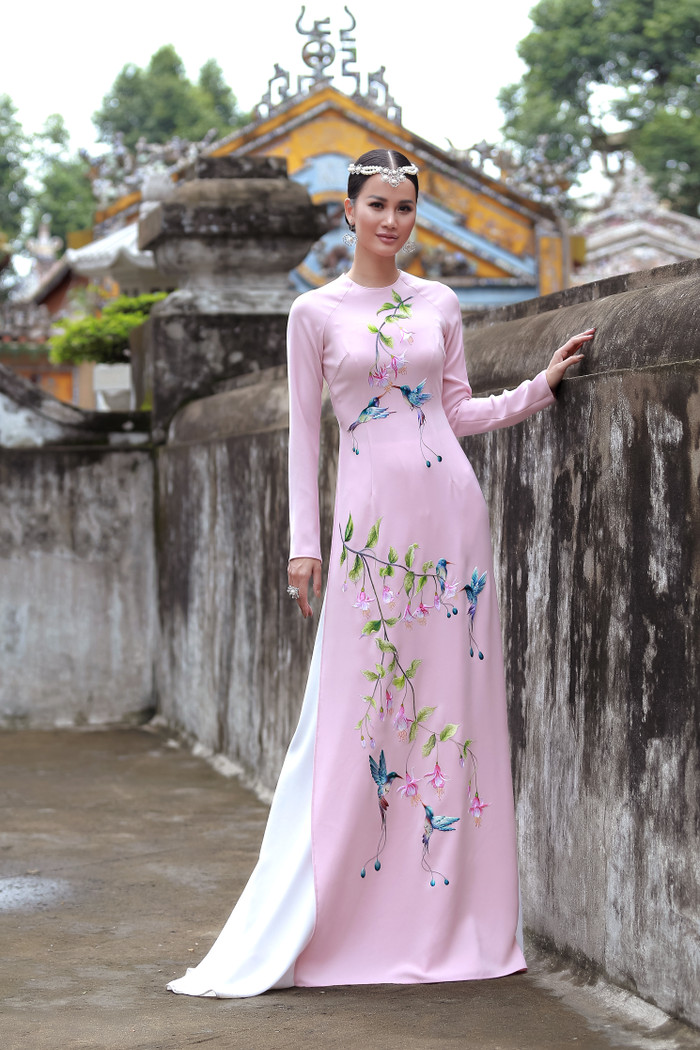 Hương Ly cũng không kém cạnh khi xuất hiện đầy thướt tha trong tà áo dài màu hồng. Bộ áo dài truyền thống có điểm nhấn là họa tiết thiên nhiên được thêu dập nổi vô cùng tỉ mỉ. Còn điểm nhấn trong tổng thể outfit của Hương Ly là bộ phụ kiện ngọc trai, giúp cô có vẻ ngoài rạng rỡ và thanh lịch.