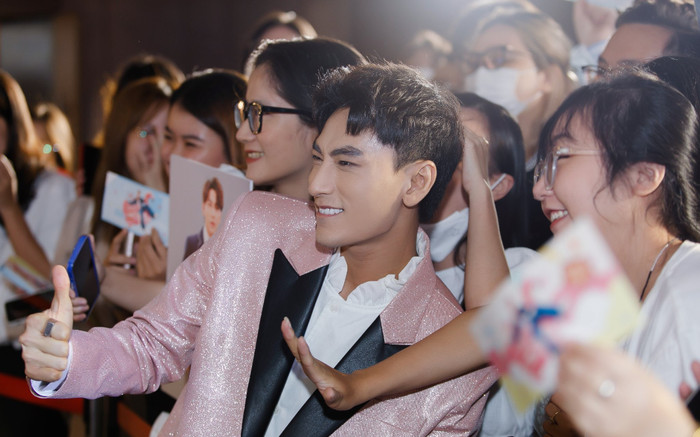 Isaac từng khóc tự hỏi làm sao có nhiều show, nói rõ việc sửa lời ca khúc mới Ảnh 2