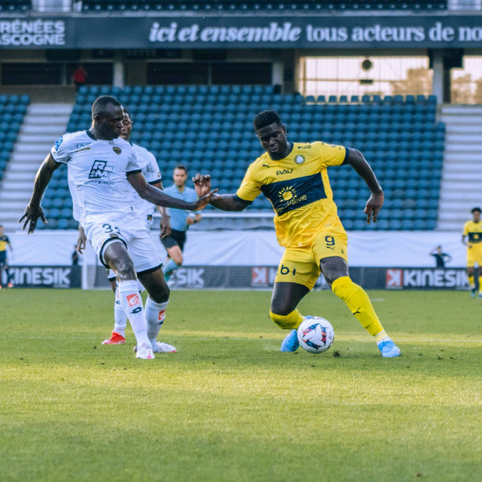 Với màn trình diễn nghèo nàn của Mayron George, thật không khó hiểu khi Ban huấn luyện tìm kiếm một tiền đạo mới. Ảnh: Pau FC.