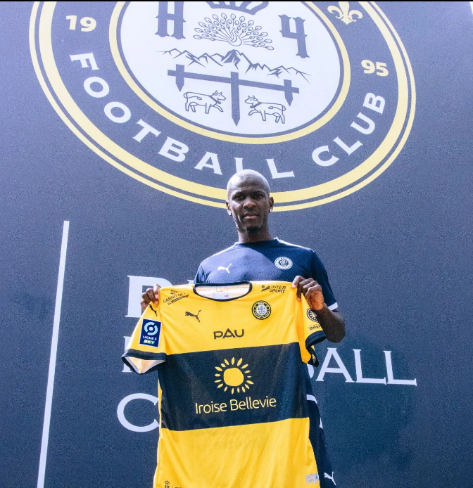 Tiền đạo người Guinea - Mohamed Yattara ký vào bản hợp đồng có thời hạn 2 năm với Pau FC. Ảnh: Pau FC.