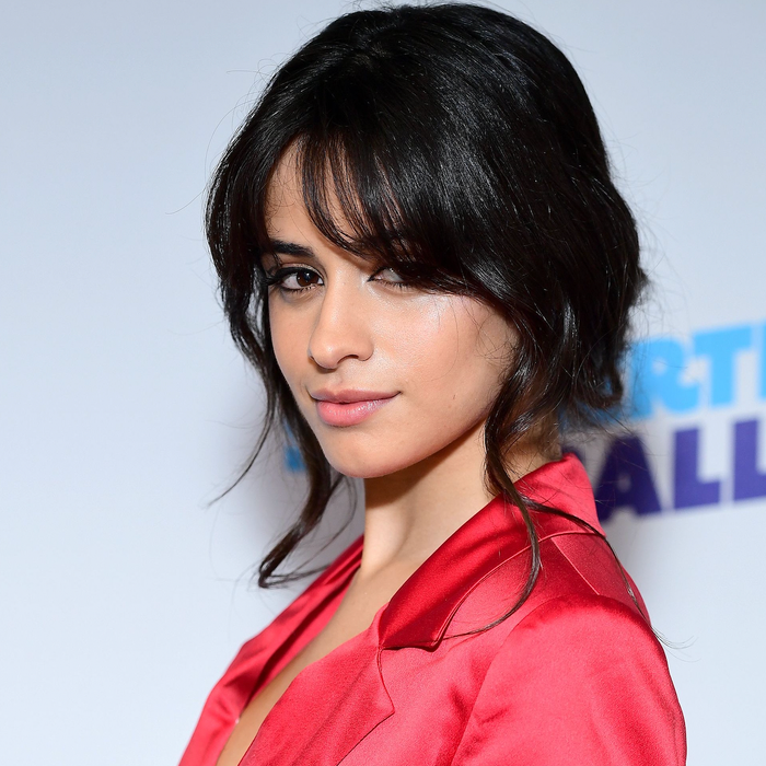 Khi kết hợp mái rèm cửa với kiểu tóc búi hay xoã đều tạo ra một diện mạo khác biệt: Có thể là cuốn hút - cá tính, có thể là vô cùng nữ tính - đài cát. 