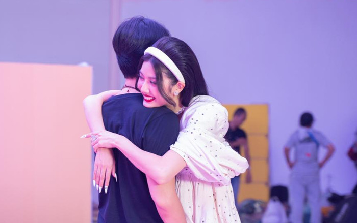 Á hậu Thúy Vân xúc động chứng kiến khoảnh khắc ông xã đứng sau hậu trường ủng hộ vợ Ảnh 2