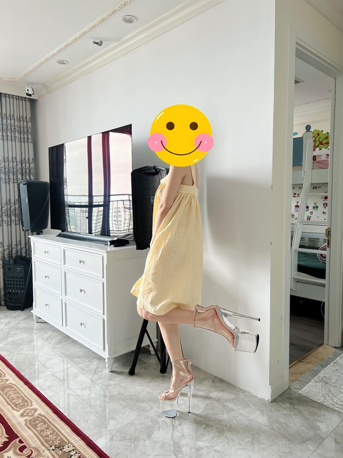 Khi ngắm bức hình trên, Hoàng Thùy không khỏi thốt lên: 'Đứng được một chân luôn'