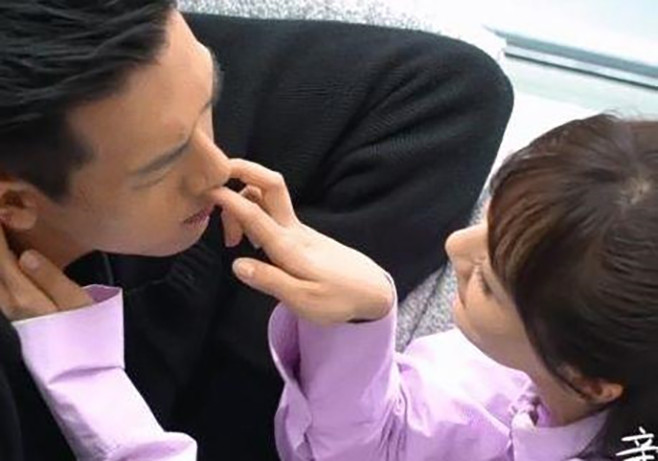 Và có hành động mất vệ sinh với nhiều bạn diễn.