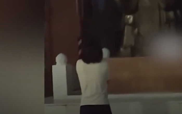 Nữ sinh quỳ gối trước bức tượng Khổng Tử bật khóc nức nở, bày tỏ sự hối hận vì điểm kém Ảnh 2