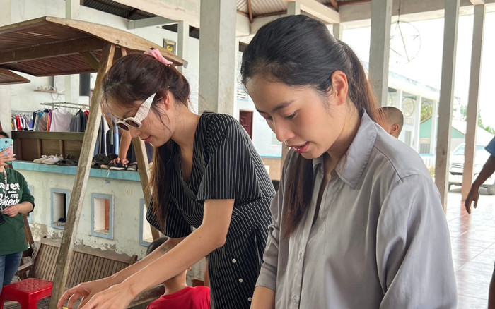 Hậu Miss World Vietnam, Nam Em để mặt mộc, ăn vận giản dị đi làm thiện nguyện Ảnh 2