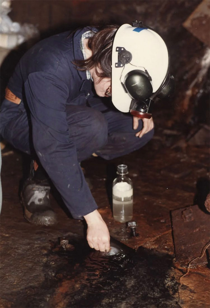 Lấy mẫu hydro và sunphat hòa tan từ nước hơn một tỷ năm tuổi. (Ảnh: G. Wunsch / Đại học Toronto)