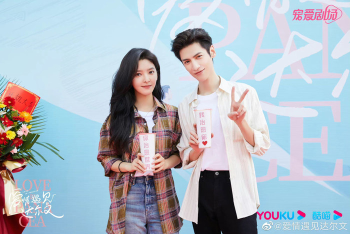 Đứng cạnh Chương Nhược Nam, trông La Vân Hi còn có vài phần nhỏ bé hơn cả đàn em. 