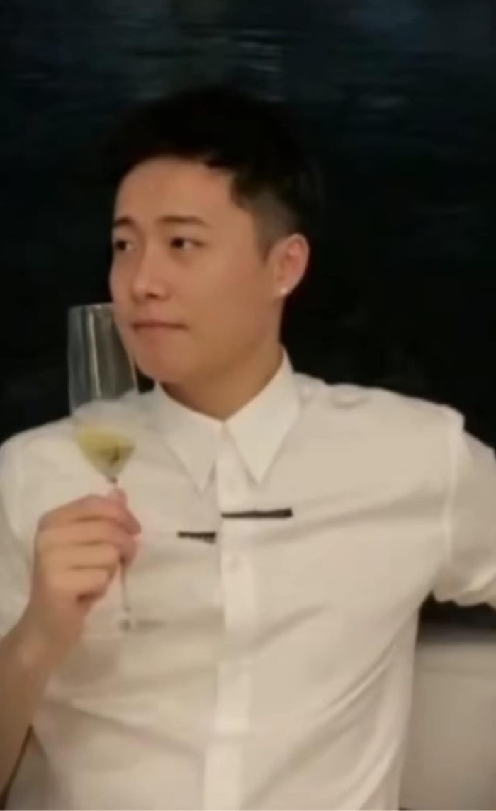 Hình ảnh Quang Linh Vlogs với làn da trắng sáng khiến dân tình thích thú.