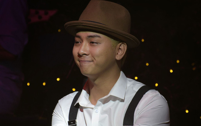 Biểu cảm cực căng của Hoài Lâm khi đang hát mà '3 lần 7 lượt' gặp gián đoạn vì sự cố mạng Ảnh 2