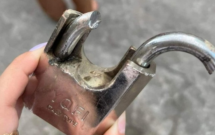 Thức dậy, hàng loạt hộ dân tá hỏa khi thấy ổ khóa bị làm điều này Ảnh 2