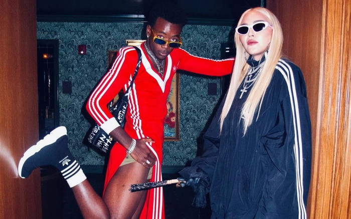 Là cầu thủ bóng đá, con trai Madonna vẫn thích diện váy vóc sang chảnh, hợp trend Ảnh 2