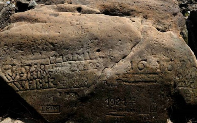 Chuyện kỳ bí ở Czech: Đá khắc chữ 'nếu nhìn thấy tôi, hãy khóc' hiện ra, thảm họa thật sự ập đến Ảnh 2