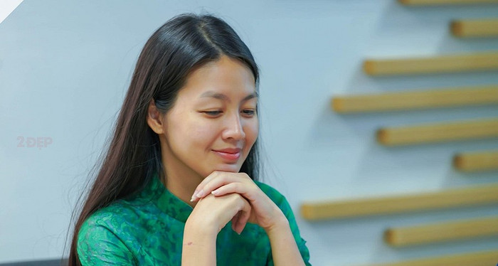 MC Hồng Nhung hơn 10 năm lên hình chưa từng đánh phấn nền, che khuyết điểm.