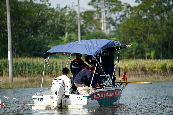 Đội cứu hộ đưa cano tìm kiếm nạn nhân. Ảnh: Báo Tin tức