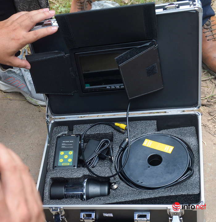 Camera dưới nước được đưa ra sử dụng để phục vụ quá trình tìm kiếm nạn nhân. Ảnh: Infonet