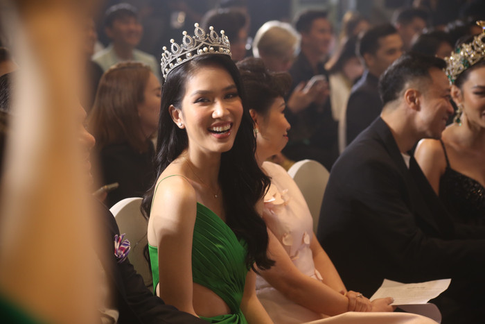 Á hậu Phương Anh diện đầm xanh hai dây được cắt xẻ ở phần eo, khoe vòng 2 nhỏ xíu. Cô để tóc xoăn dài và đội tiara làm điểm nhấn. Bức ảnh với ánh sáng không được tốt nhưng ngoại hình của Phương Anh vẫn đẹp bất chấp. 