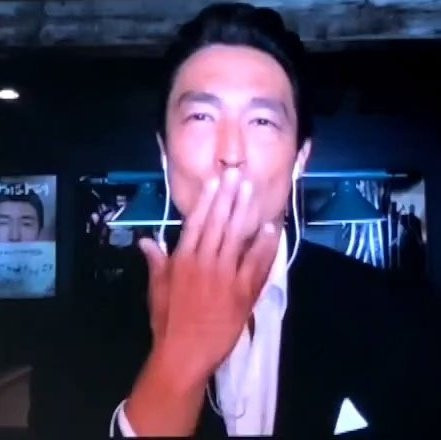 Daniel và Hyun Bin gửi nụ hôn cho nhau ngay ở sự kiện.