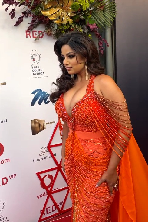 Bộ váy màu đỏ cam rất nổi bật nhưng lại vô tình khiến cho Harnaaz Sandhu như được cộng thêm vài tuổi. Đặc biệt, phần khoét ngực sâu làm cho vòng 1 của người đẹp Ấn Độ to bất thường. Ngoài ra, phần tay áo cũng làm lộ ra khuyết điểm bắp tay to của Miss Universe 2021.
