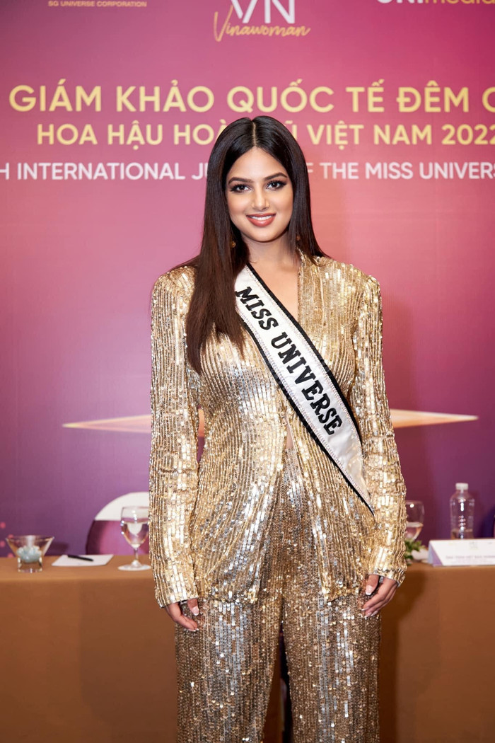 Trước đó tại Việt Nam, Harnaaz Sandhu từng gây giật mình khi mặc bộ vest ánh kim từ đầu đến chân. Bộ đồ lấp lánh đã làm lộ vòng eo kém thon của 'Người Rắn' và cũng khiến cho cô bị 'dừ' hơn. Được biết, bộ đồ này được stylist của tổ chức Miss Universe phối.