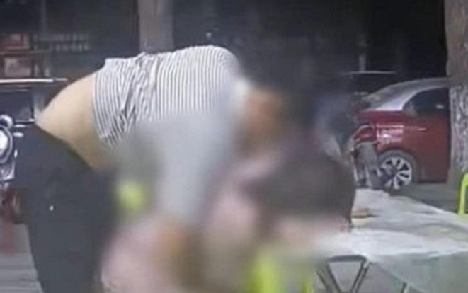 Bức xúc cảnh cô gái say xỉn nằm hớ hênh ngoài đường bị kẻ háo sắc sàm sỡ Ảnh 2