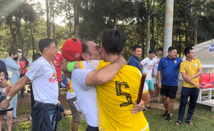 Anh Lợi ôm hôn con trai trong niềm hạnh phúc vỡ oà.