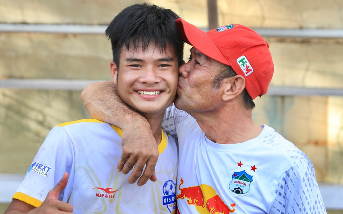 Nụ hôn của bố và màu xanh hy vọng ở Học viện HAGL Ảnh 2