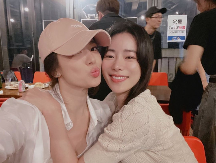 Làn da căng mướt của Song Hye Kyo bên cạnh Lim Jiyeon khiến ai nấy đều phải trầm trồ.