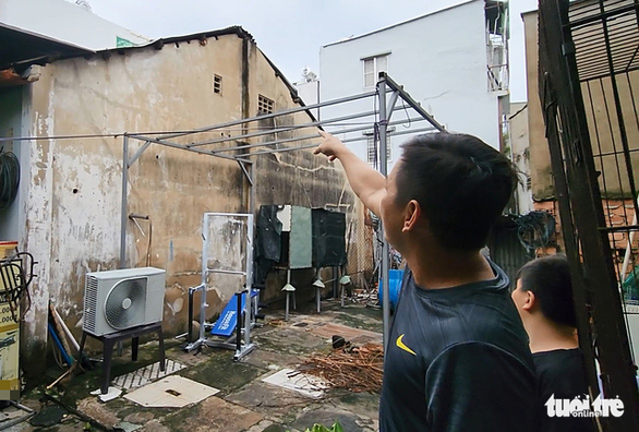 Anh Long cho biết con chim quý cứ đậu mãi trên mái nhà không chịu bay đi. (Ảnh: Tuổi Trẻ) 