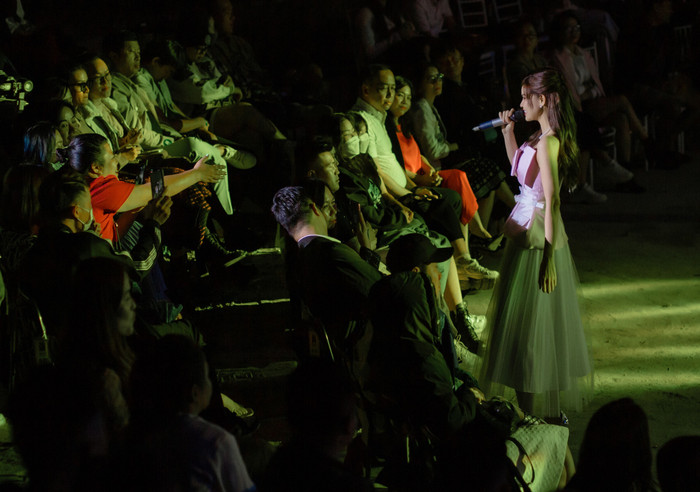 Người đẹp đã thể hiện lại những bài hit từng làm nên tên tuổi của cô như Đơn côi, Hoa dại... trước sự cổ vũ nồng nhiệt của khán giả