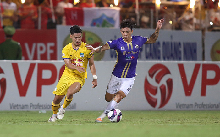 Cựu còi vàng Dương Mạnh Hùng: Văn Hậu thúc chỏ Văn Thanh, trọng tài bỏ qua thì phải phạt nguội! Ảnh 2