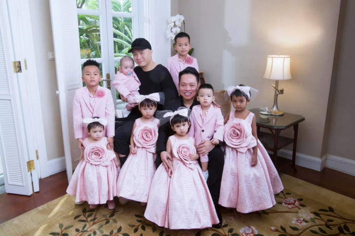 Đỗ Mạnh Cường bên các con nhỏ.