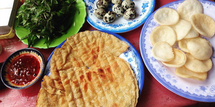 Món chả cá nướng được ăn kèm với rau răm và bánh phồng tôm giòn rụm