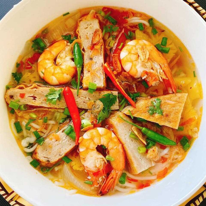 Bún được chan nước dùng, ăn cùng chả cá tươi dai da, sần sật