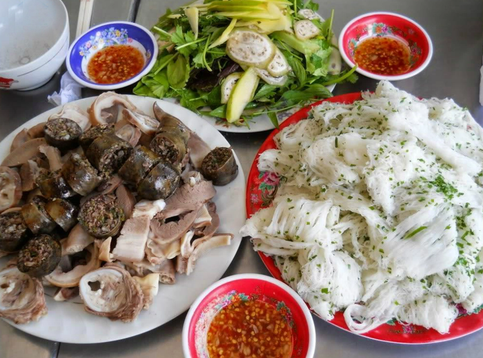 Bánh hỏi lòng heo là món ăn nổi tiếng tại xứ biển này