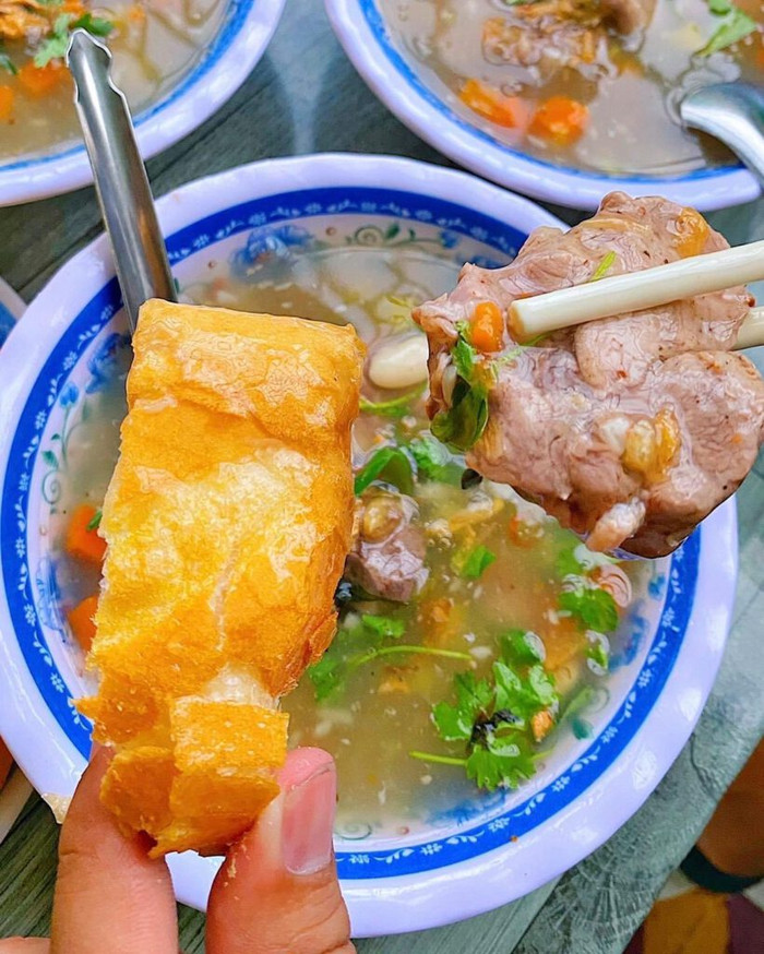 Thưởng thức món bánh mì lagu với điểm nhấn là nước dùng sánh đặc