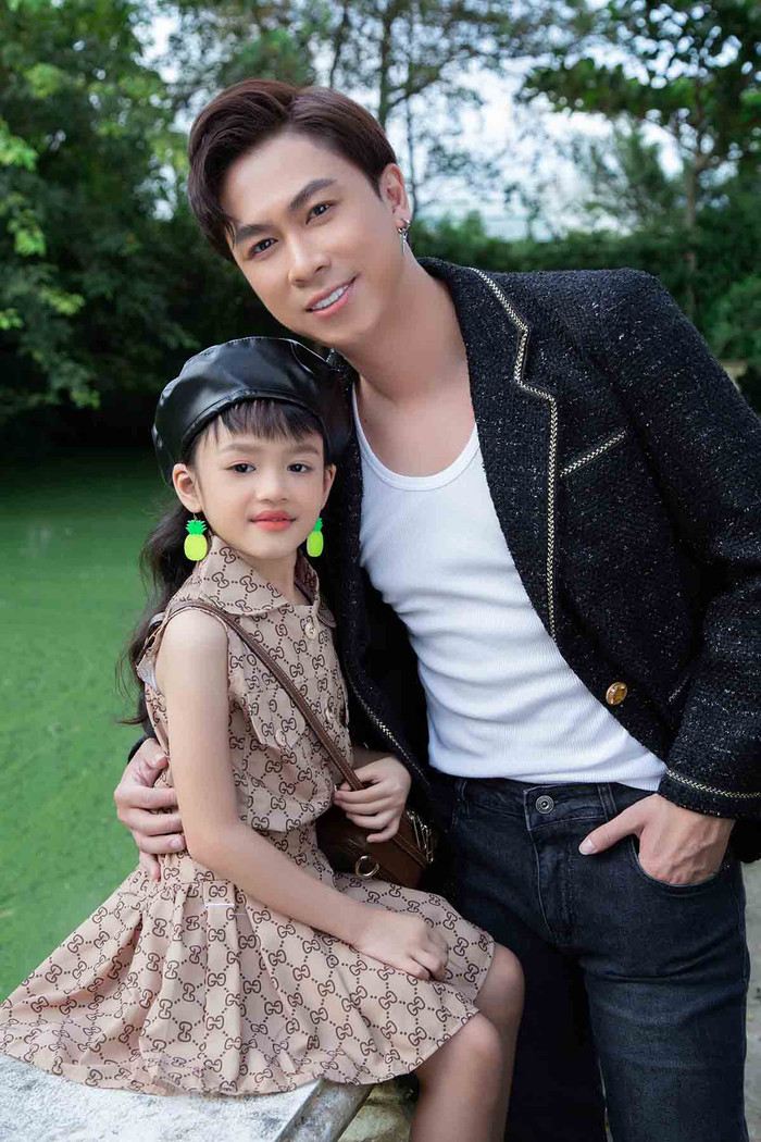 Nam ca sĩ cùng con gái Xí Muội.